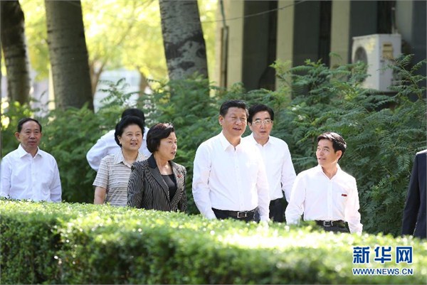 9月9日,中共中央總書記、國家主席、中央軍委主席習(xí)近平來到北京師范大學(xué)看望教師學(xué)生,向全國廣大教師和教育工作者致以崇高的節(jié)日敬禮和祝賀。