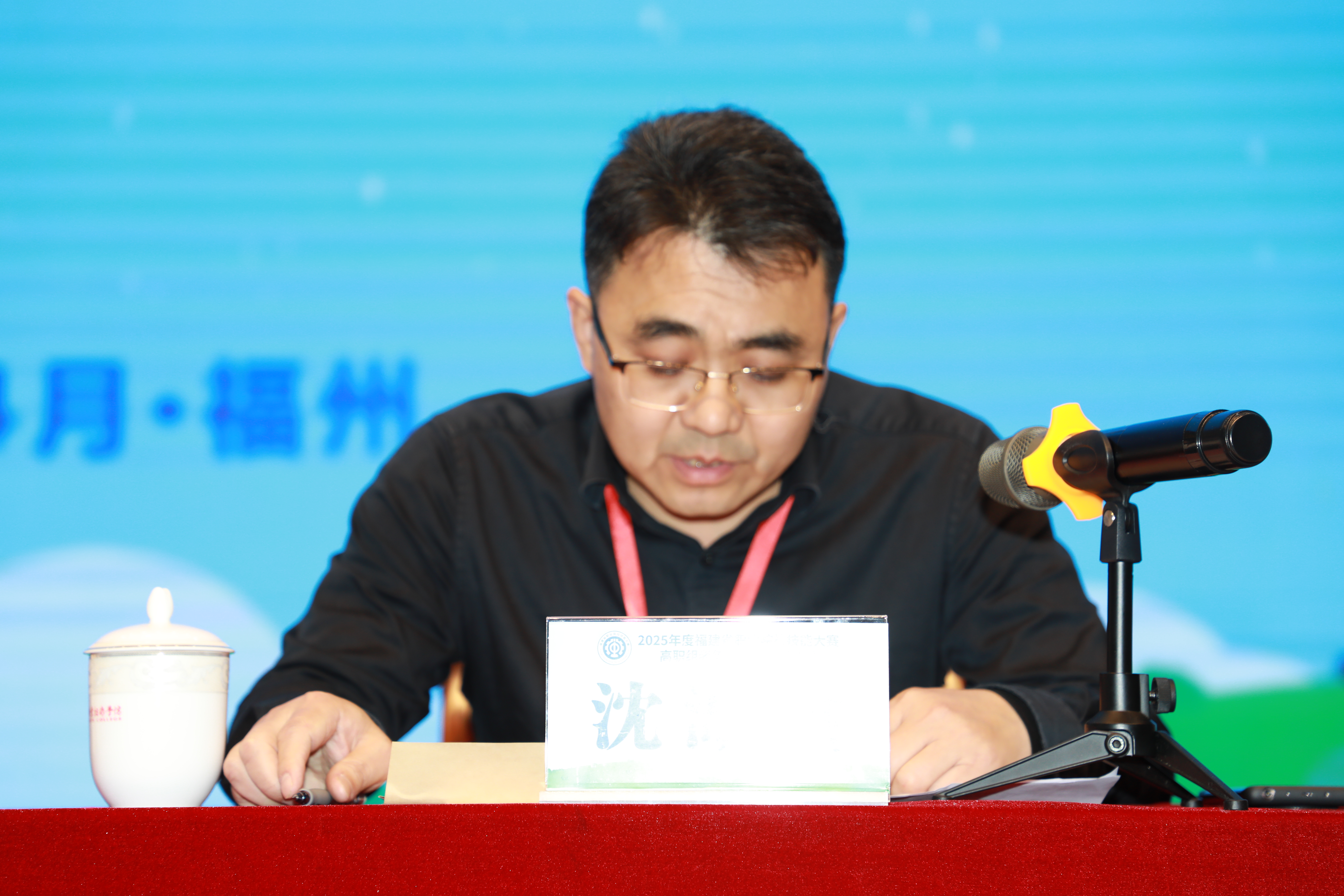 賽項(xiàng)監(jiān)督沈湖拱宣布比賽結(jié)果并公示成績 賽項(xiàng)監(jiān)督沈湖拱宣布比賽結(jié)果并公示成績
