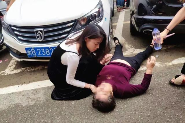 姑娘！你救人的樣子真美！
